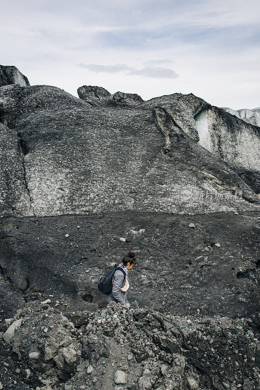 十几岁的女孩探索荒野和偏远的地方在冰岛，Fjallsjökull, Asturland，冰岛，欧洲